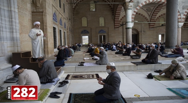Selimiye Camisi'nde uzun aradan sonra cuma namazı kılındı