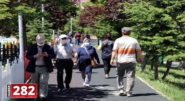 Trakya'da 65 yaş ve üstü vatandaşlar sokağa çıkarak bayramın keyfini yaşadı
