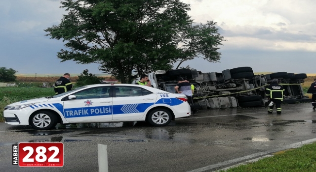 Hayrabolu'da devrilen tırın sürücüsü yaralandı