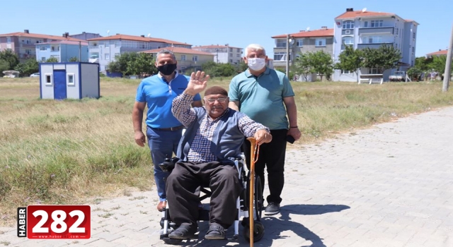 Belediye Başkanı Yüksel ihtiyaç sahibi vatandaşa akülü tekerlekli sandalye armağan etti