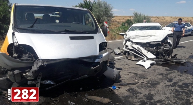 Tekirdağ'da panelvan ile otomobilin çarpışması sonucu 4 kişi yaralandı