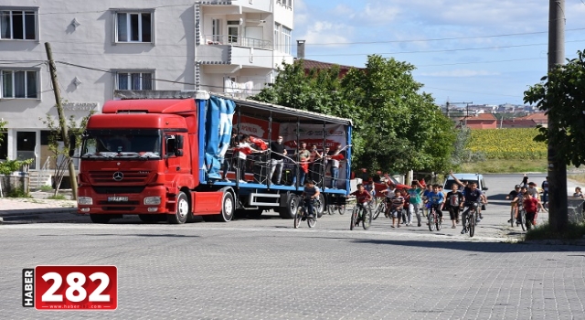 TÜGVA tırı sokakları gezip marşlar çaldı