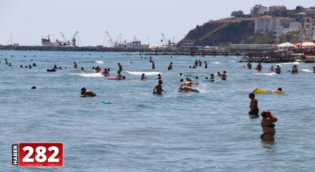 Tekirdağ'da sıcaktan bunalanlar denizde serinliyor