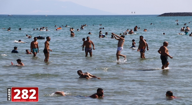 Tekirdağ'da sıcaktan bunalanlar sahillerde serinlemeye çalıştı