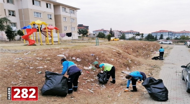 Karadeniz Mahallesi TOKİ bölgesinde çevreye saçılan çöpler temizlendi