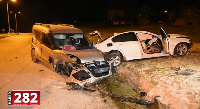 Edirne'de ticari araç otomobille çarpıştı: 4 yaralı