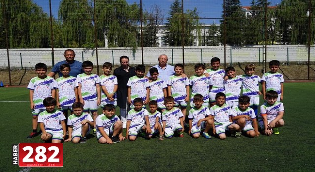 Ergene Belediyesi Futbol Kursundaki Çocuklara Formalarını Dağıttı.