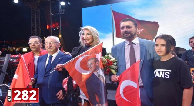 30 AĞUSTOS ZAFER BAYRAMI’NDA ŞARKÖY'DE HANDE YENER RÜZGÂRI ESTİ