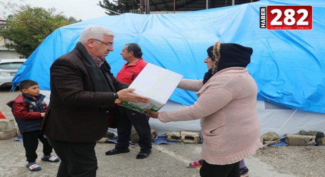 Ergene Belediye Başkanı Rasim Yüksel Deprem Bölgesinde Çadır Kurdu Erzak Dağıttı