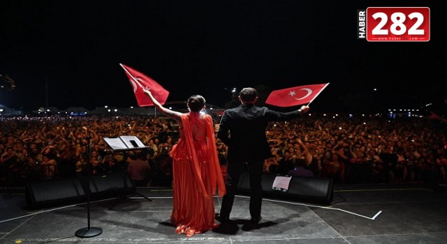 MELEK MOSSO KİRAZ FESTİVALİNDE CUMHURBAŞKANININ GIYABINDA ÜZDÜĞÜ HERKESTEN ÖZÜR DİLEDİ