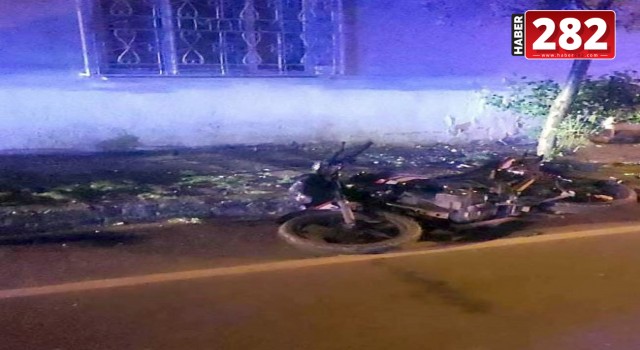 Kaldırıma çarpan motosikletin sürücüsü öldü, arkadaşı yaralı