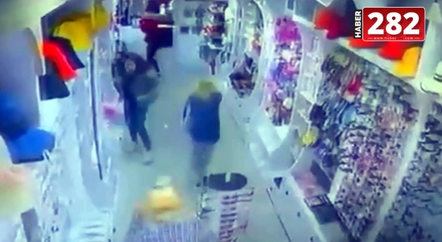 TEKİRDAĞ'DA kadın, husumetlisi kadına tabanca ile ateş açtı; o anlar kamerada