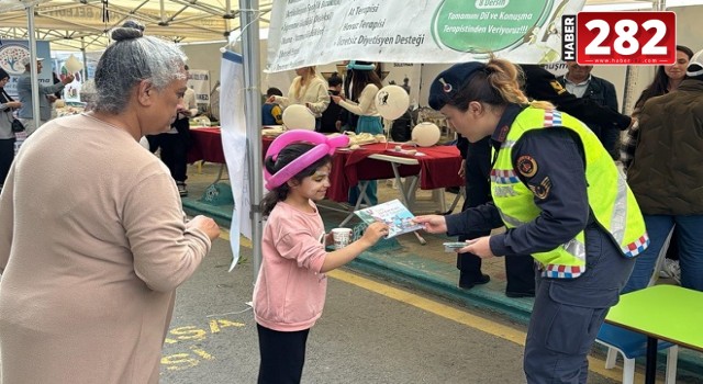 Tekirdağ'da trafik uygulamasında çocuklara kitap hediye edildi