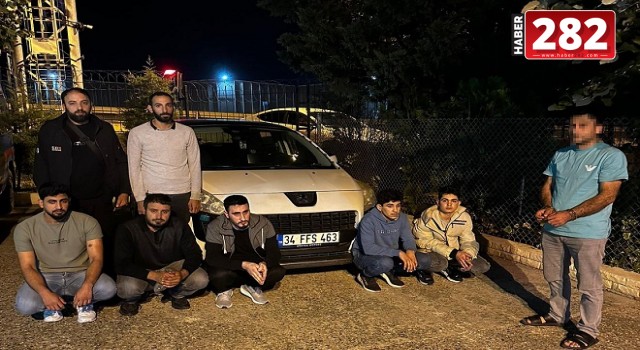 Otomobilde 7 kaçak göçmen ile 1 organizatör yakalandı