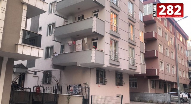5'inci katın penceresinden düşen 2 yaşındaki Meyra, öldü