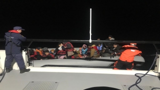 Edirne açıklarında lastik botta 33 düzensiz göçmen yakalandı