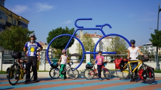 Kırklareli’den ülkeye giriş yapan İsviçreli turist aile bisikletle İstanbul’u gezecek 