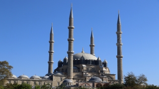 Edirne’de camiler salgına karşı ”günde 5 vakit” temizleniyor