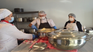 Kırklareli’nde ”Sevgi Mutfağı”nda hazırlanan yemekler ihtiyaç sahiplerine ulaştırılıyor 