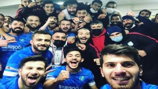 Ergene Velimeşesporlu futbolcular, galibiyeti Belediye Başkanı Yüksel’e armağan etti