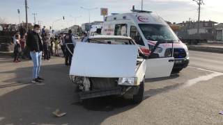 Tekirdağ’da otomobil ile hafif ticari araç çarpıştı: 5 yaralı