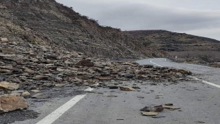Tekirdağ’da sağanak ve fırtına nedeniyle düşen kaya parçaları yolu kapattı