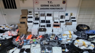Edirne’de otobüste çok sayıda kaçak ürün ele geçirildi