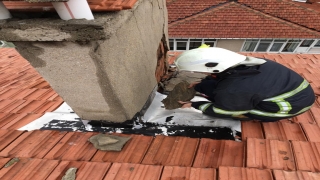 Lüleburgaz’da bazı binalarda olası fırtınada tehlike oluşturacak parçalar temizlendi