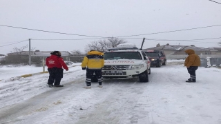 Edirne’de yolu kardan kapanan köyde mahsur kalan hasta paletli ambulansla hastaneye götürüldü