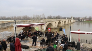 Edirne’de kısıtlamada evinde kalanlara moral için Meriç Nehri kenarında bando konseri verildi