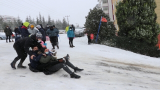 Edirne’de kısıtlamaya rağmen sokakta kayak yapanların eğlencesi polisin sireniyle sona erdi