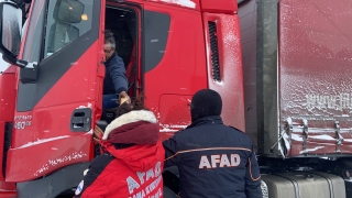 Edirne’de AFAD, yolda kalan tır sürücülerine kumanya dağıttı 