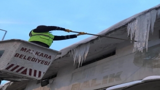 Malkara’da çatılardan sarkan buzlar temizleniyor