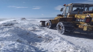 Edirne’de köy yollarında kar küreme çalışmaları sürüyor
