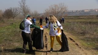 Doğaseverler Tunca Nehri kenarı ve Sarayiçi’nde taşkının getirdiği çöpleri topladı