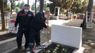 Çorlu Şehitliği’nden çalınan küçük bayrak direklerinin yerine yenileri takıldı