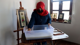El yapımı kağıtlara 600 yıllık Osmanlı sanatı Edirnekari motiflerini işliyor