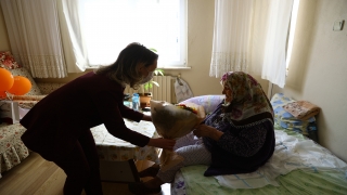 Edirne’de il müdürleri kentin en yaşlı kadını Safiye teyzenin Kadınlar Günü’nü kutladı 