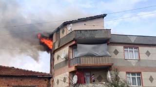 Edirne’de bacadan sıçrayan alevler çatı katındaki dairede yangına neden oldu