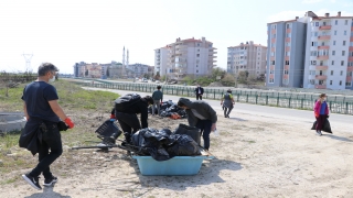 Edirne’de doğaseverler kısıtlamada çevre temizliği yaptı 