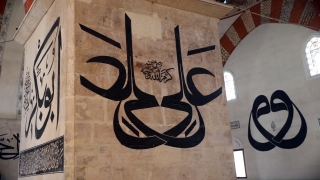 Eski Cami ”hat yazılarıyla” ziyaretçilerini geçmişe yolculuğa çıkarıyor