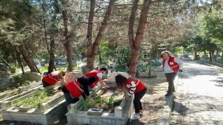 Tekirdağ’da Genç Kızılay ekipleri kabir ziyareti yapamayanlar için mezarlıkları temizleyerek dua etti