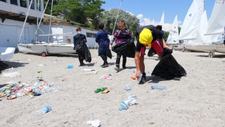 Tekirdağ’da yelkenciler çevre temizliğine dikkat çekmek için çöp topladı