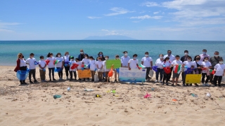 Öğrenciler Saros Körfezi’nde çevre temizliği yaptı