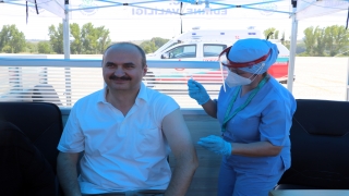 Edirne Valisi Canalp, 3. doz aşısını gurbetçiler için kurulan sınırdaki Mobil Aşı Merkezi’nde oldu