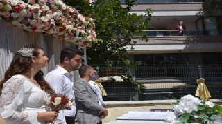 Kovid19 tedavisi gören belediye başkanı evinin balkonundan nikah kıydı