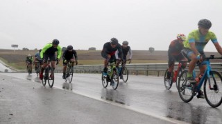 Edirne’de Cumhuriyet Kupası Bisiklet Yarışı yağmur altında yapıldı