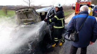 Edirne’de Bulgaristan plakalı araç yandı, sürücü üzüntüyle izledi