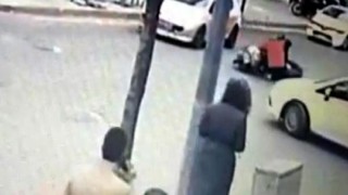 Ehliyetsiz motosikletli kuryenin çarptığı yaya ağır yaralandı 