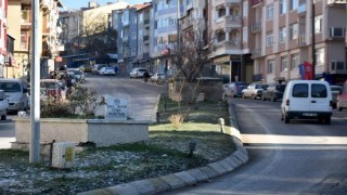 Edirne’de yol ortasında kalan Osmanlı’dan 2 mezara, mahalleli sahip çıkıyor